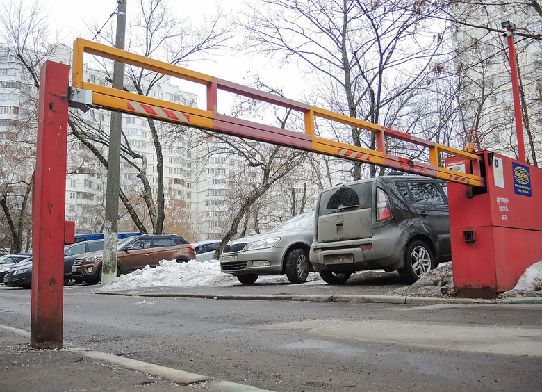 Изображение Мошенники сдают чужие парковочные места, взламывая шлагбаумы