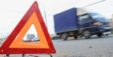 В Ленобласти на трассе легковушка вылетела на встречку и врезалась в автобус