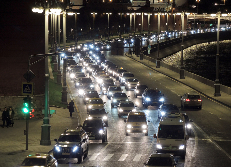 Изображение Дорога на въезд в Екатеринбург встал в пробке после серии аварий