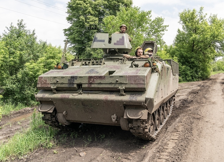 Стряхнули старину: Нидерланды отправили на Украину сотни дряхлых броневиков