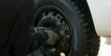 Эксперт Родионов объяснил, почему опасно менять шины на летние раньше времени