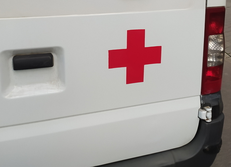 Изображение Фейковая «скорая» заблокировала тротуар в Новосибирске