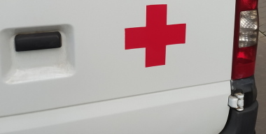 Фейковая «скорая» заблокировала тротуар в Новосибирске