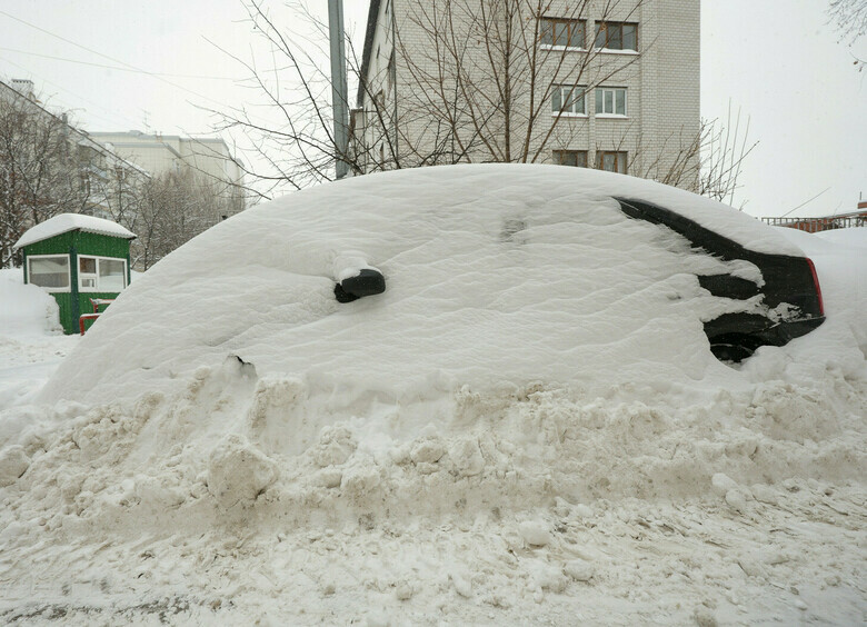 Изображение Разбитый в ДТП автомобиль полностью завалило снегом в Южно-Сахалинске