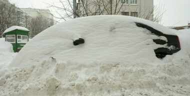 Разбитый в ДТП автомобиль полностью завалило снегом в Южно-Сахалинске