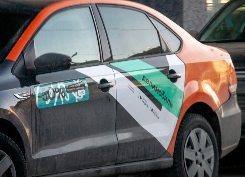 Изображение В Екатеринбурге водитель бросил автомобиль каршеринга прямо на дороге