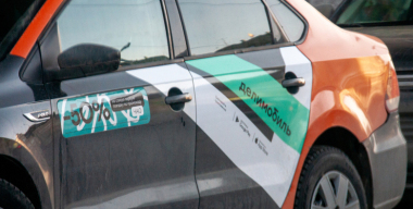 В Екатеринбурге водитель бросил автомобиль каршеринга прямо на дороге