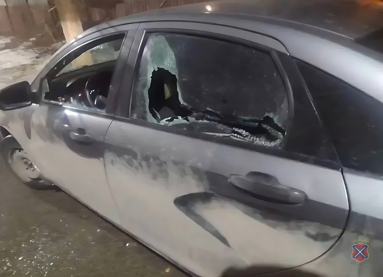 Изображение В Волгограде ищут мужчину, который разбил трубой авто после спора о парковке