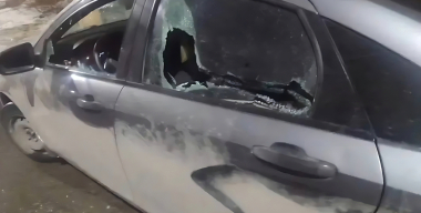 В Волгограде ищут мужчину, который разбил трубой авто после спора о парковке