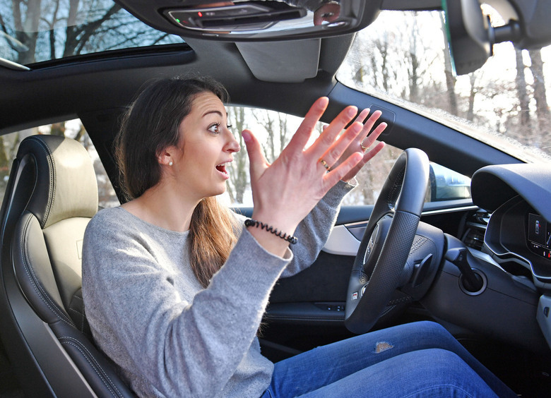 Изображение Жительница Сахалина пять раз протаранила машину любовницы мужа
