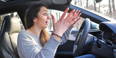 Жительница Сахалина пять раз протаранила машину любовницы мужа