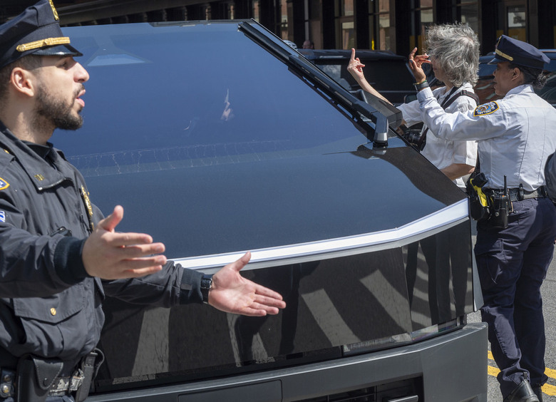 Изображение Автопилот Tesla Cybertruck едва не сбросил женщину с моста