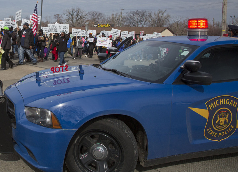 Изображение Мужчина протаранил синагогу на автомобиле и открыл стрельбу