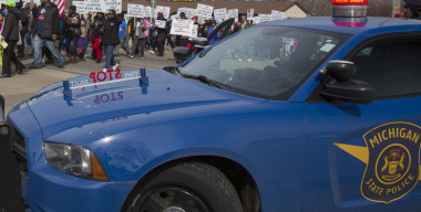 Мужчина протаранил синагогу на автомобиле и открыл стрельбу