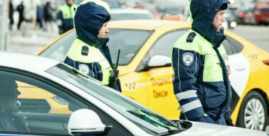 Дебошир напал с кулаками на немого таксиста в центре Москвы