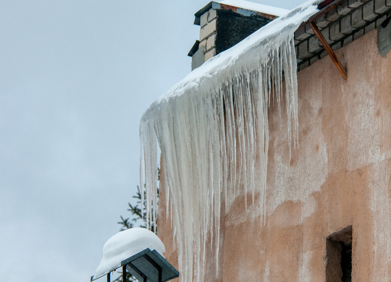 Изображение Машину с водителем внутри придавило ледяной глыбой, рухнувшей с крыши