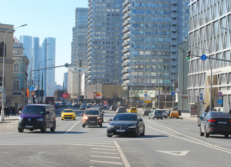 Кузов — за линией, колеса — в полосе: считается ли это нарушением разметки