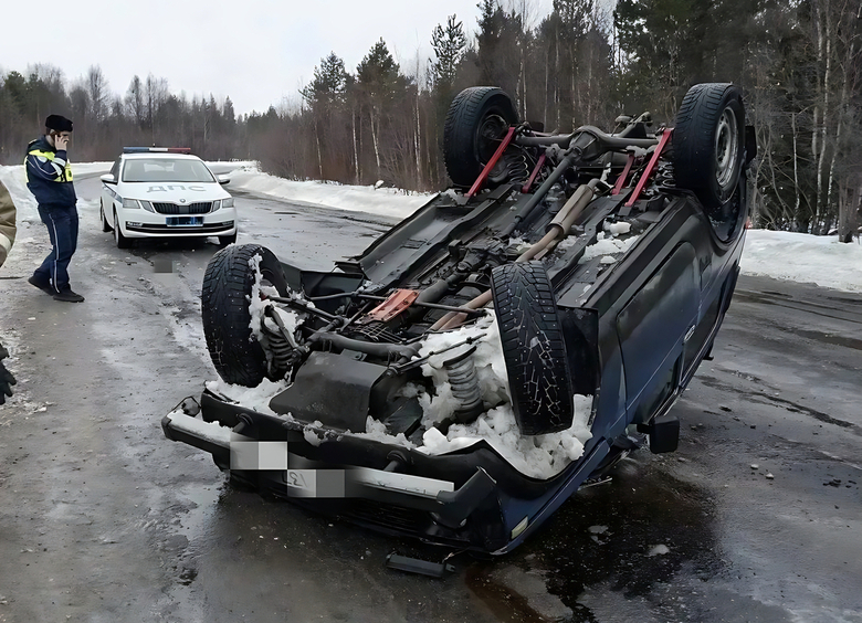 Водитель пропал из перевернутой машины на дороге в Карелии