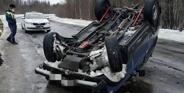 Водитель пропал из перевернутой машины на дороге в Карелии