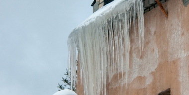 Машину с водителем внутри придавило ледяной глыбой, рухнувшей с крыши