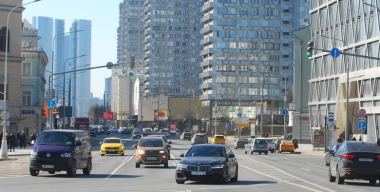 Кузов — за линией, колеса — в полосе: считается ли это нарушением разметки