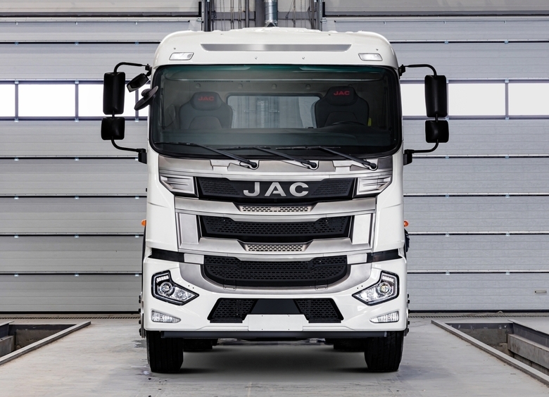 Изображение В России начались продажи 20-тонного JAC N200 с третьей поворотной осью