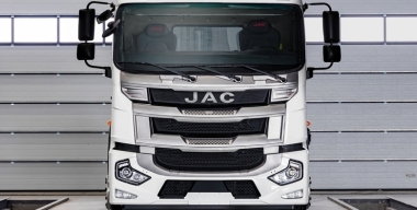 В России начались продажи 20-тонного JAC N200 с третьей поворотной осью