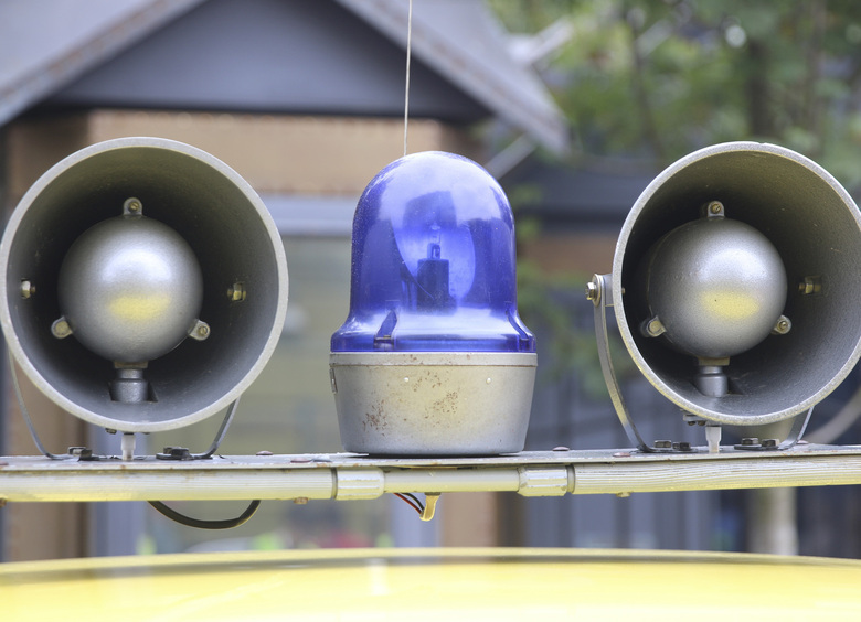 Изображение В Петербурге трое друзей устроили опасную поездку на крыше авто