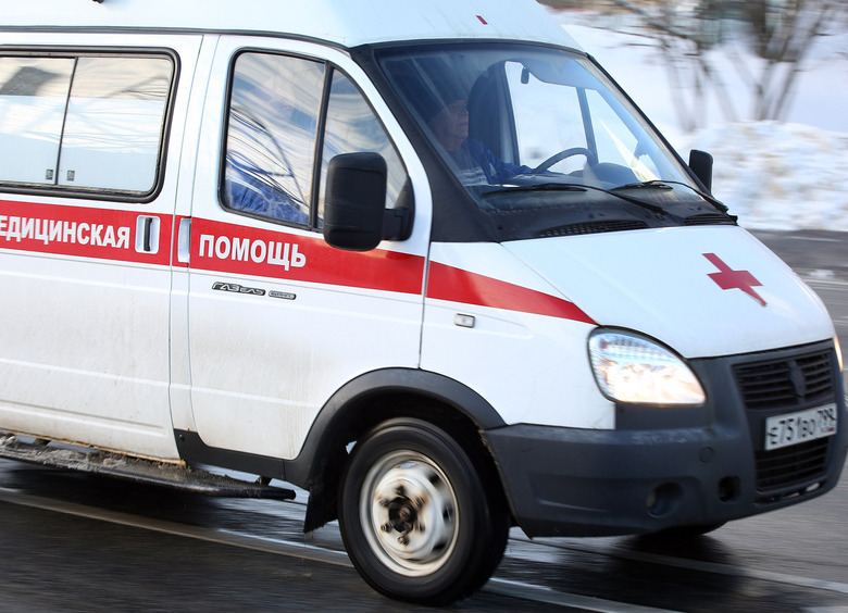 Изображение Школьница попала под колёса иномарки, поскользнувшись из-за гололёда