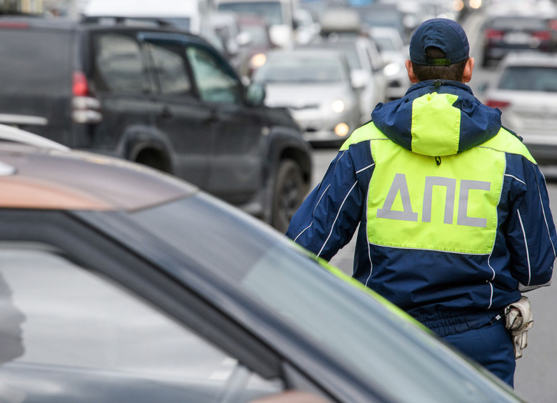 Изображение «Шумахер» на Datsun протащил на машине полицейского и попал под статью