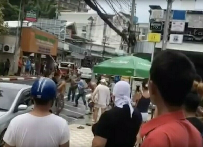 Изображение Пикап с катером на прицепе влетел в массажный салон на Пхукете