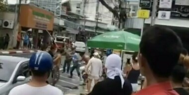 Пикап с катером на прицепе влетел в массажный салон на Пхукете