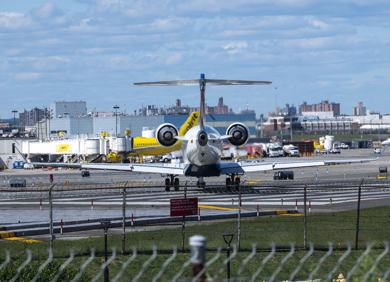 Изображение Самолёт с пассажирами врезался в пожарную машину: лайнеру оторвало нос