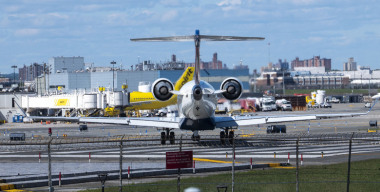 Самолёт с пассажирами врезался в пожарную машину: лайнеру оторвало нос