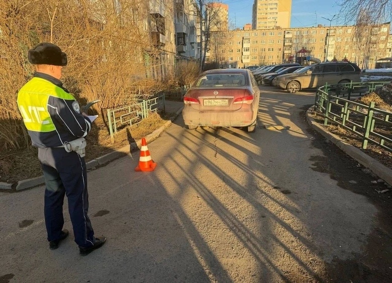 Изображение В Екатеринбурге водитель сбила двухлетнего мальчика на самокате прямо во дворе