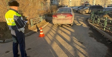 В Екатеринбурге водитель сбила двухлетнего мальчика на самокате прямо во дворе