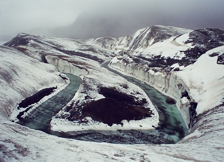 Изображение Внедорожник с семьёй намертво застрял в снегу в горах Алматы