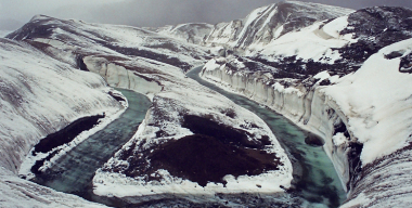 Внедорожник с семьёй намертво застрял в снегу в горах Алматы