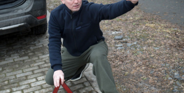 Прокол колеса: стоит ли сразу доставать «запаску»