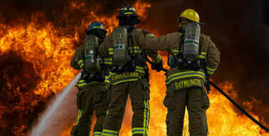 Внутри сгоревшего автомобиля обнаружили человеческие останки