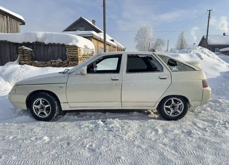 Изображение Дело — в шляпе: мужчина с топором разбил стекла машины приятеля