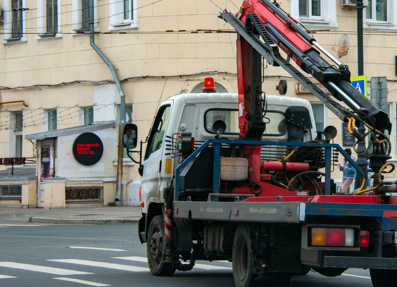Изображение Погруженный на эвакуатор Infiniti укатился с платформы и устроил ДТП