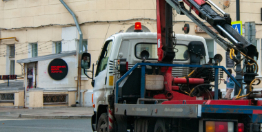 Погруженный на эвакуатор Infiniti укатился с платформы и устроил ДТП