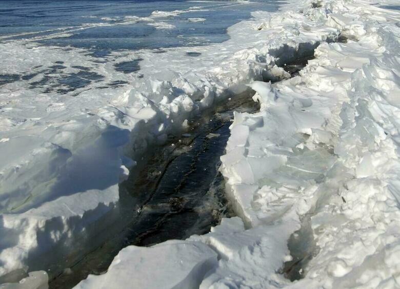 Изображение Посреди Байкала автомобиль попал в ледяной капкан
