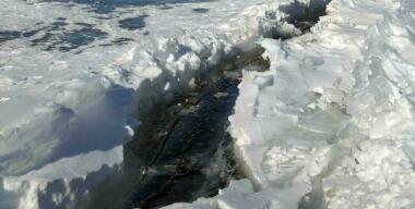 Посреди Байкала автомобиль попал в ледяной капкан