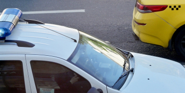 Водитель, лишенный «прав», вылетел на встречку и врезался в такси