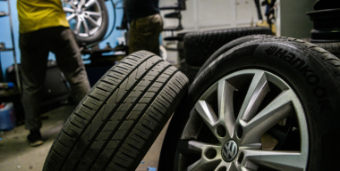 Эксперты объяснили, почему в России подешевели летние шины