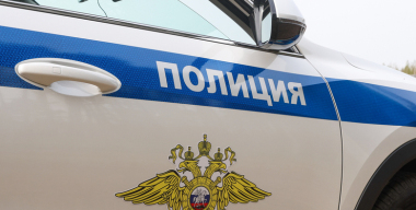 Двое мужчин на глазах очевидцев затащили упирающуюся девушку в машину