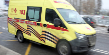 Подросток на электросамокате проехал на красный и столкнулся с автобусом