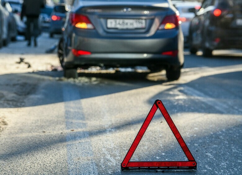 В Красноярске столкнулись два автомобиля при выезде с прилегающей территории